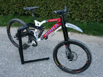 kona-na-stojalu kona na stojalu iz desne